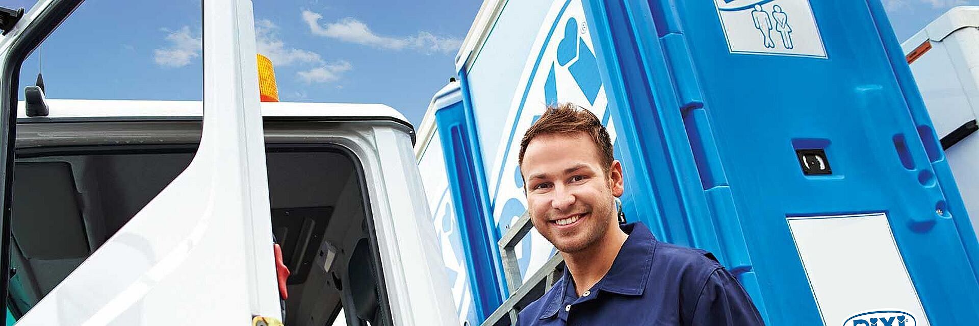 DIXI Servicechauffeur staat voor de wagen
