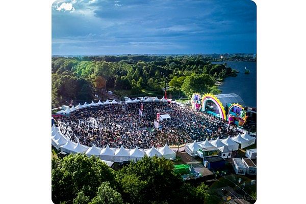 DIXI Toiletten voor Zomerspektakel aan het Meer